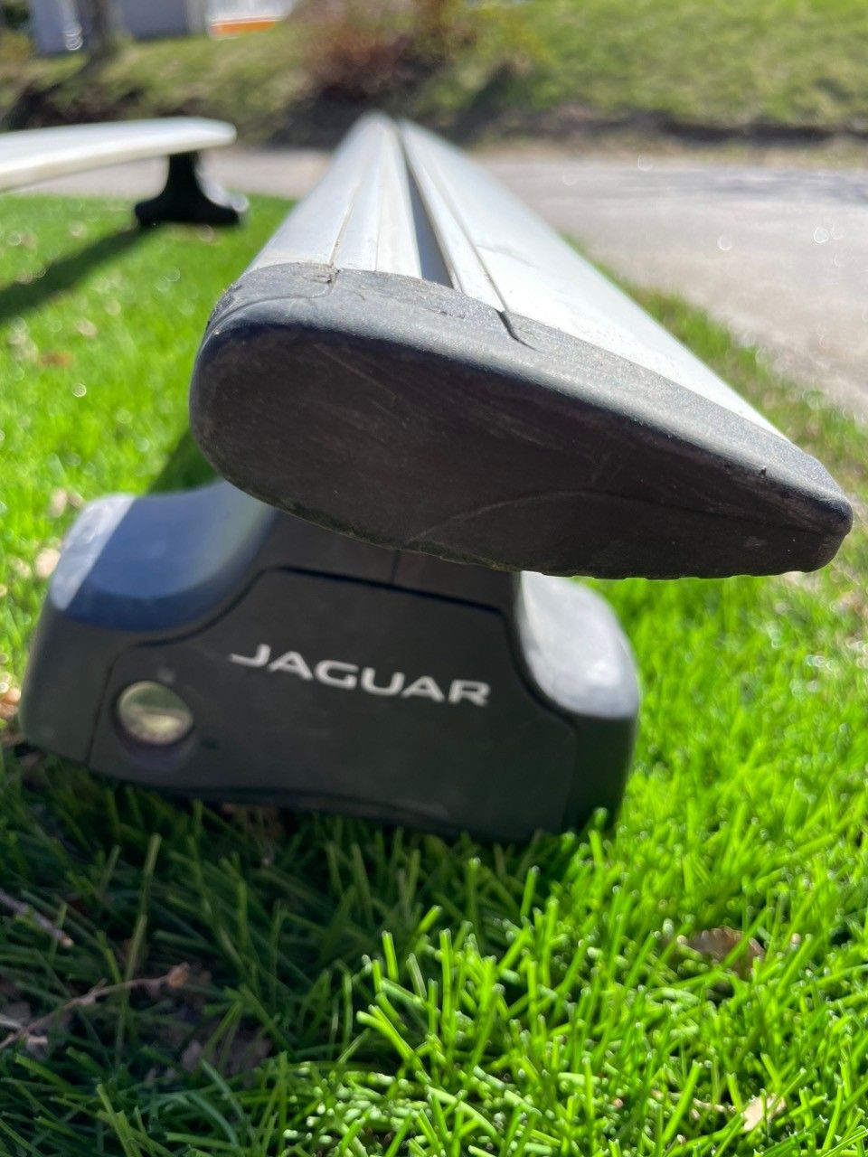 Jaguar XE kattotelineet