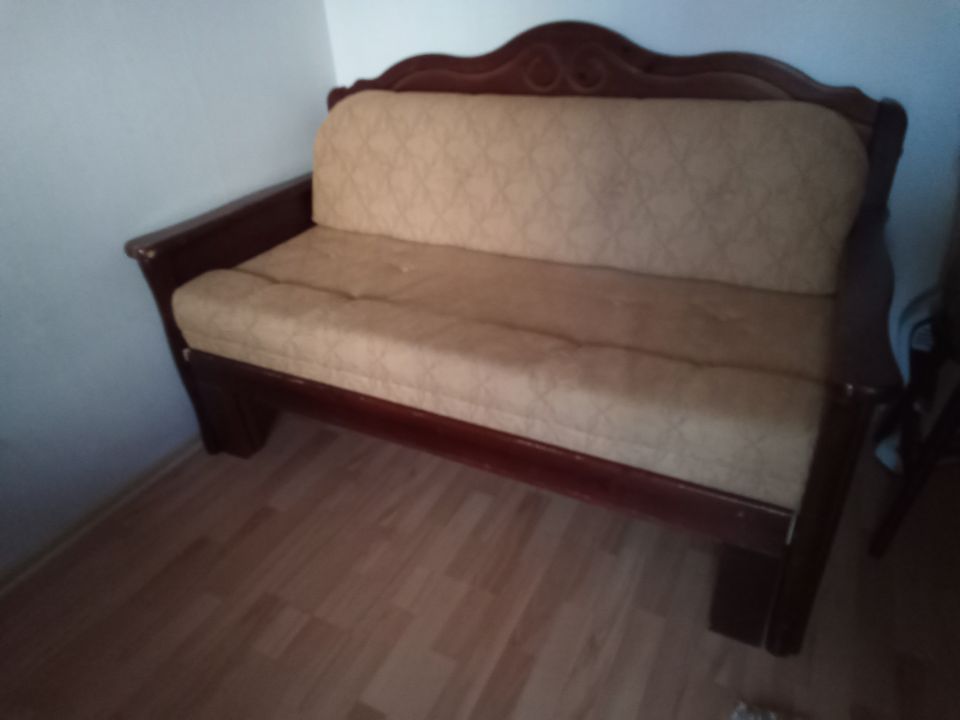 Puurunkoinen levitettävä sohva