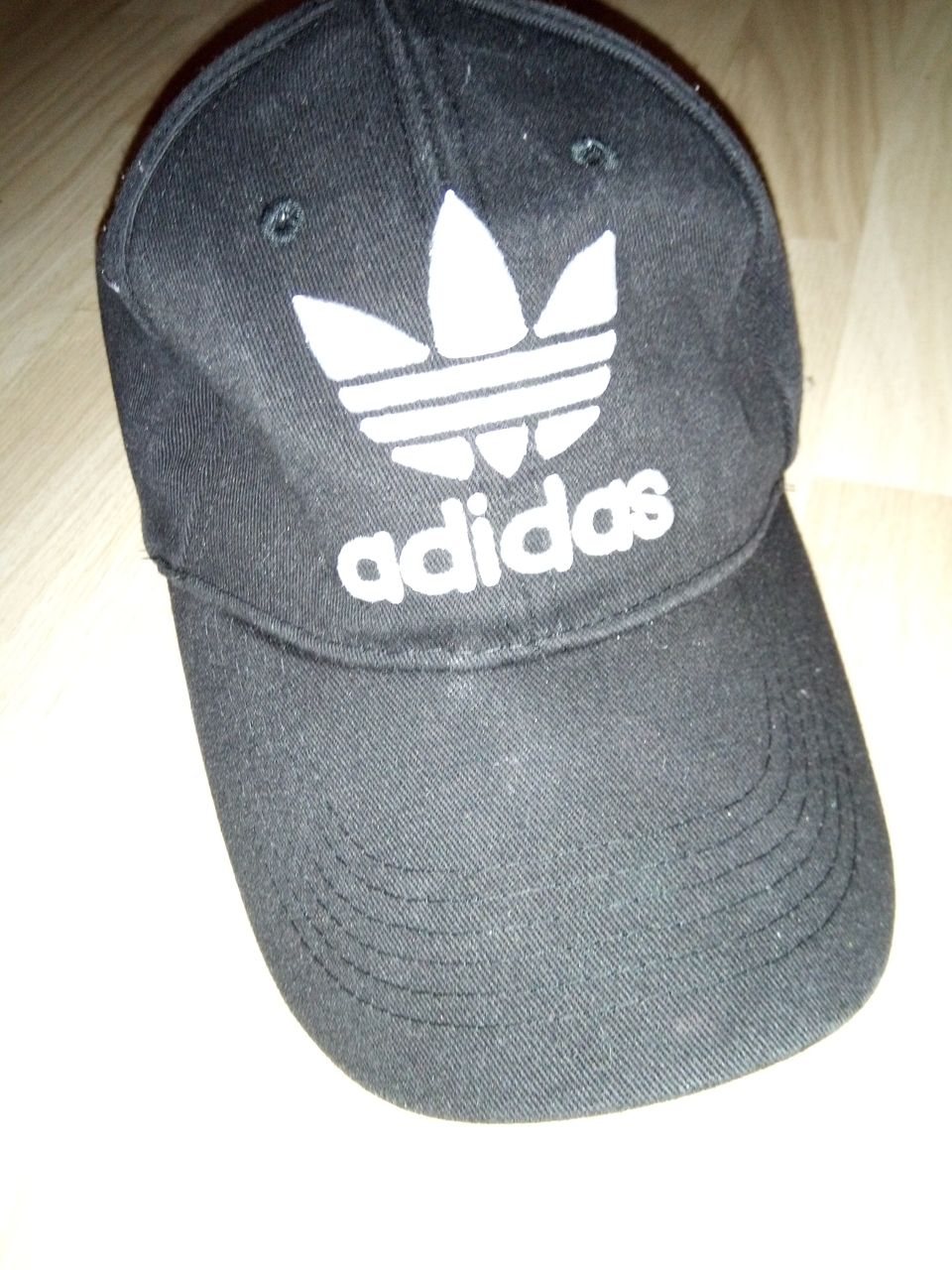 Musta Adidas lippis