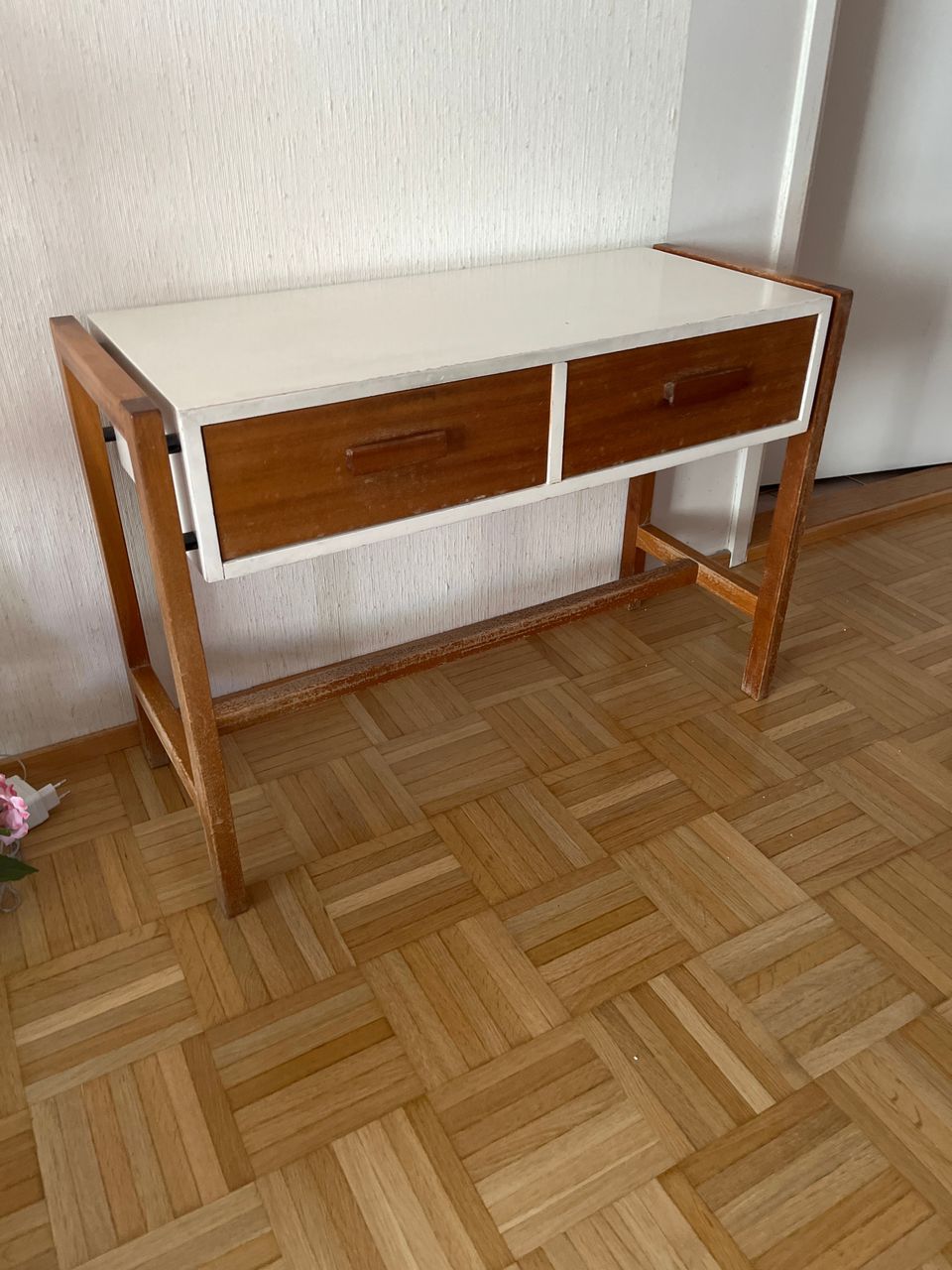 Pikku pöytä 60- luvulta