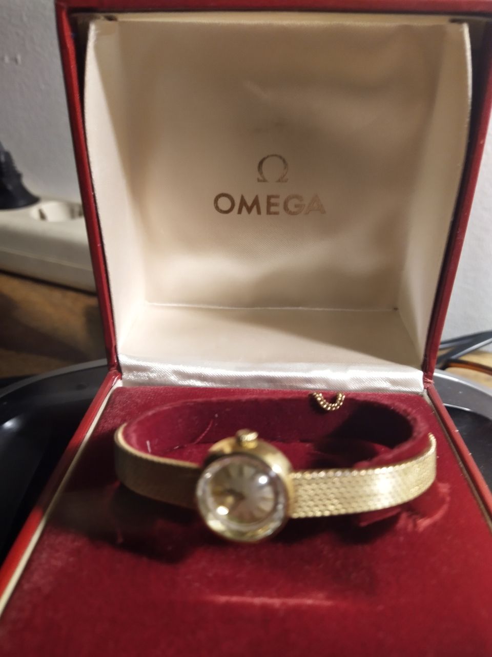 Omega kultainen korukelloi