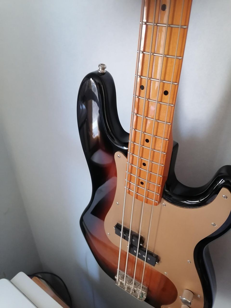 Squier Precision Bass Sunburst / vaahterakaulalla.