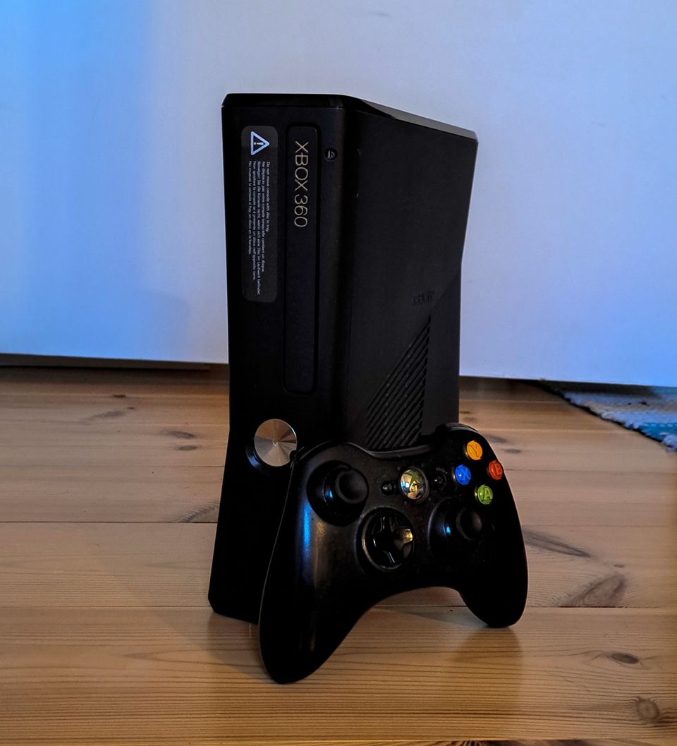 Xbox 360 slim 4gb