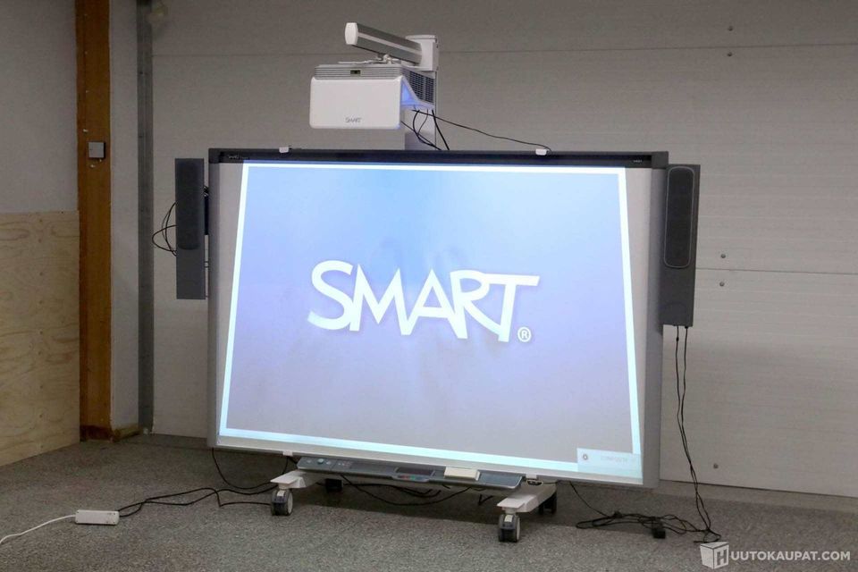 Arvokas SmartBoard-näyttö videotykillä, kaiuttimilla ja jalustalla.