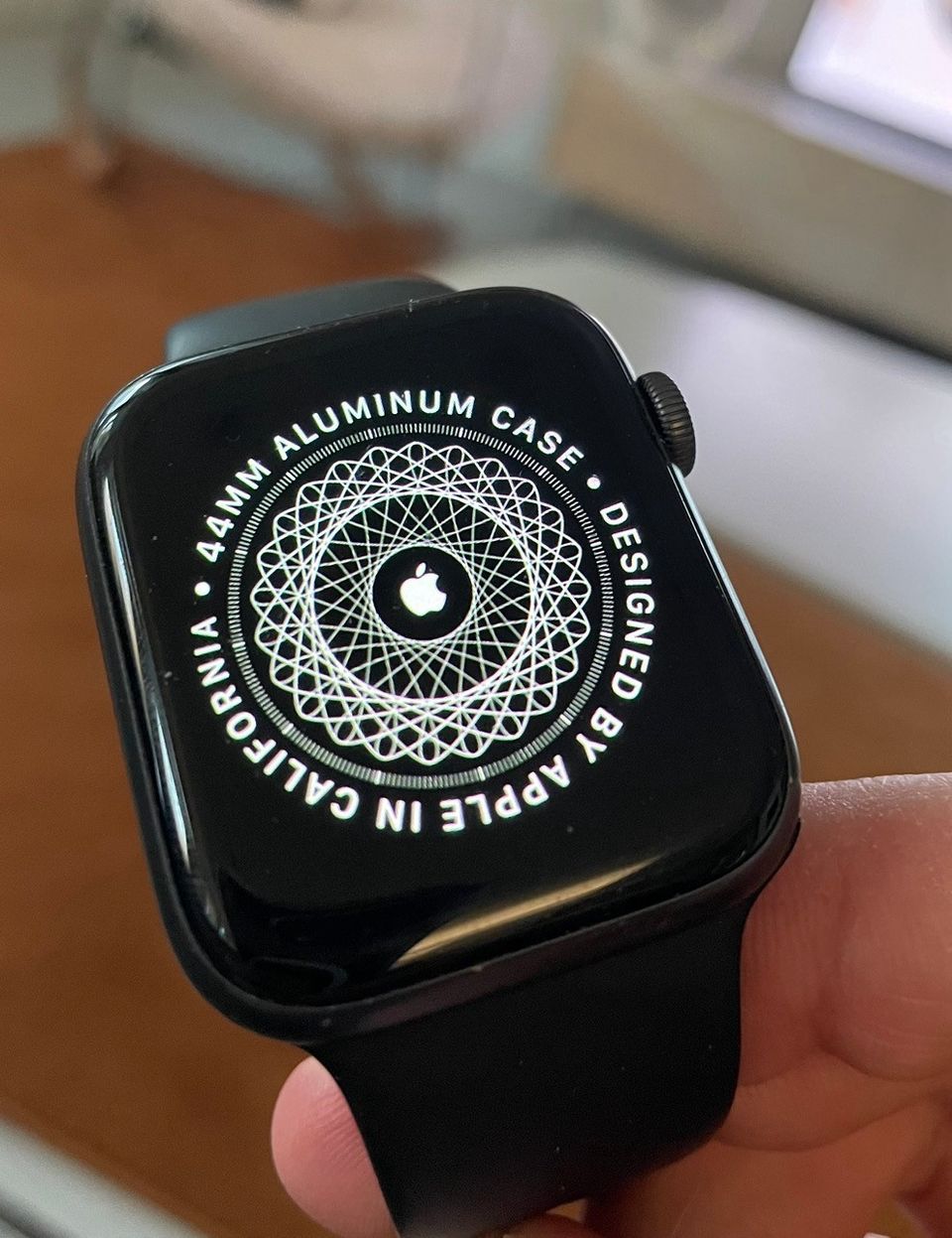 Apple Watch 4 44mm + musta silikoonirannekke