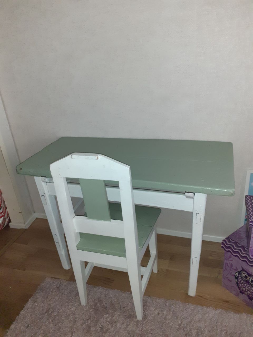 Vanha pöytä ja tuoli