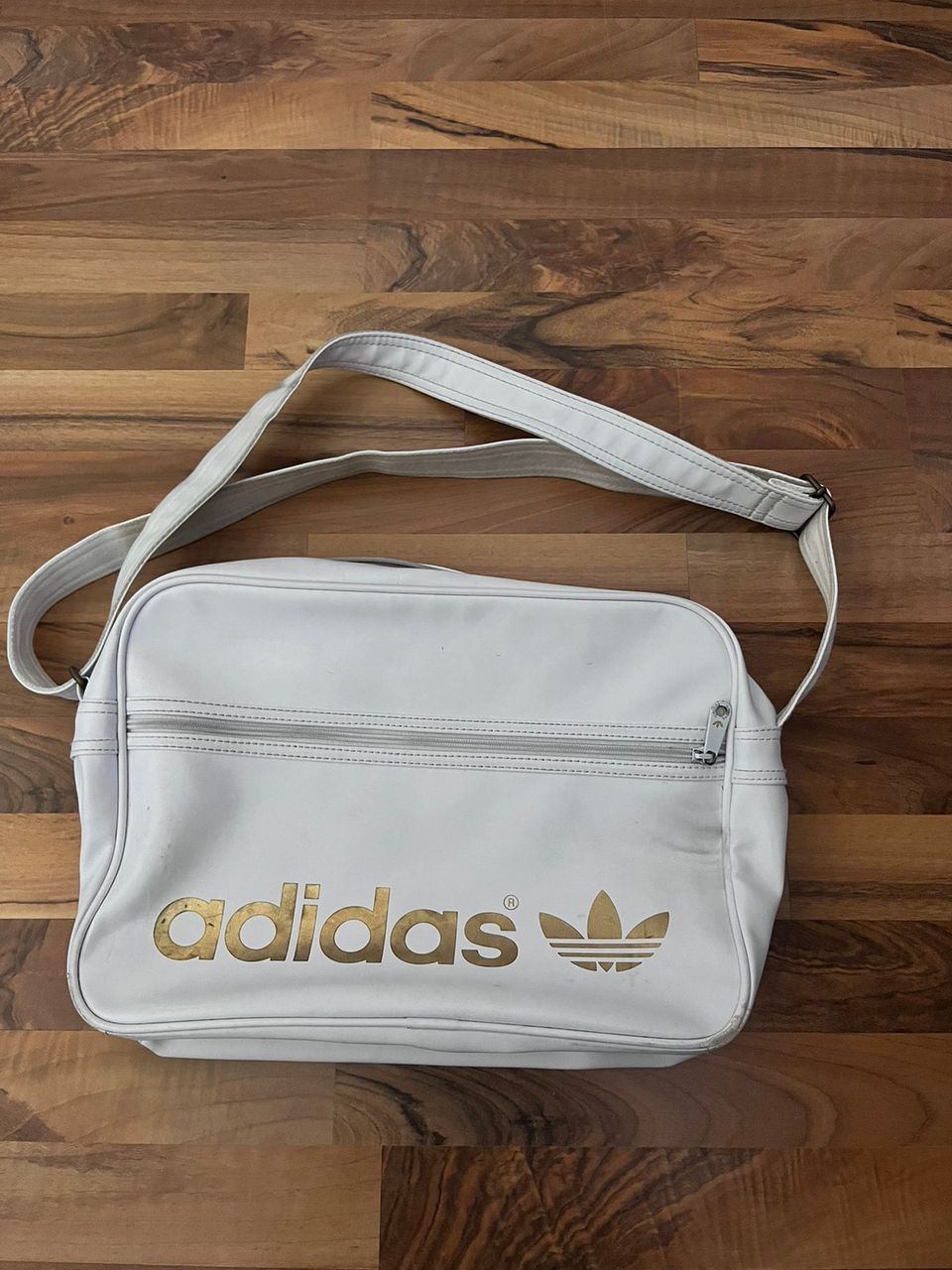 Valkoinen Adidas olkalaukku