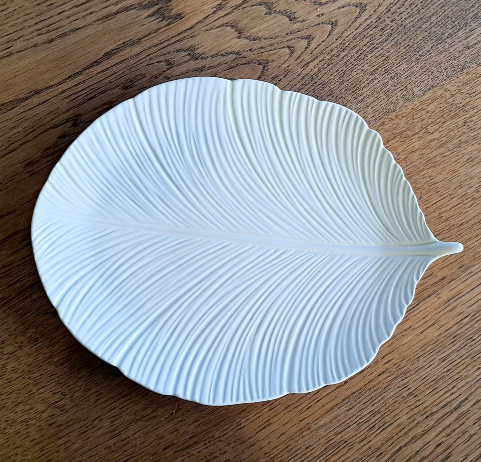 Valkoinen lehden muotoinen lautanen