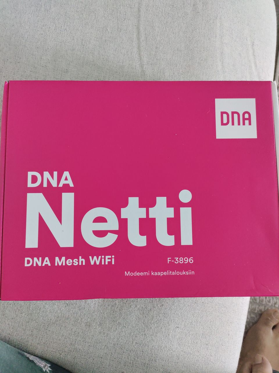 vaamattomassa pakkauksessa DNA WiFi 6 

-modeemi kaapelikoteihin. i