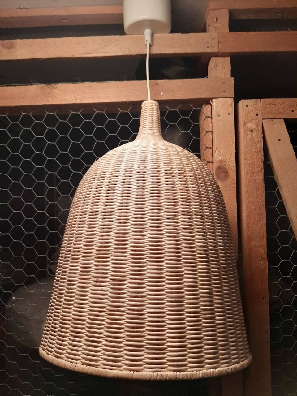 luonnonmateriaalista valmistettu lamppu