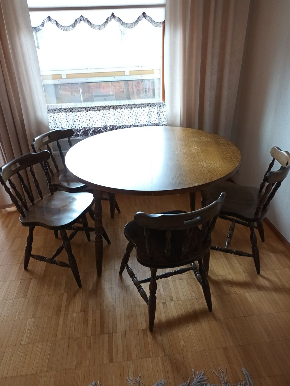 Pöytä ja neljä tuolia