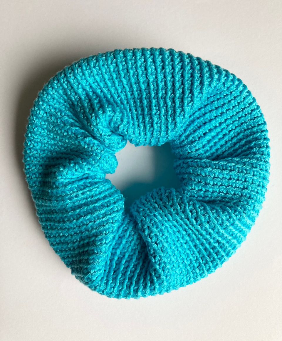 Virkattu turkoosi hiusdonitsi / scrunchie