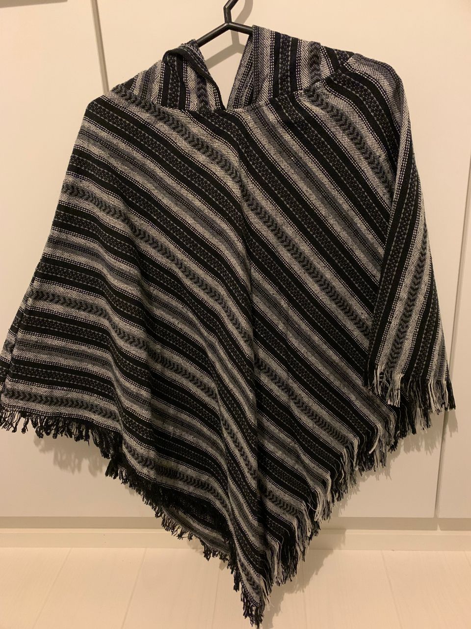 Hupullinen poncho