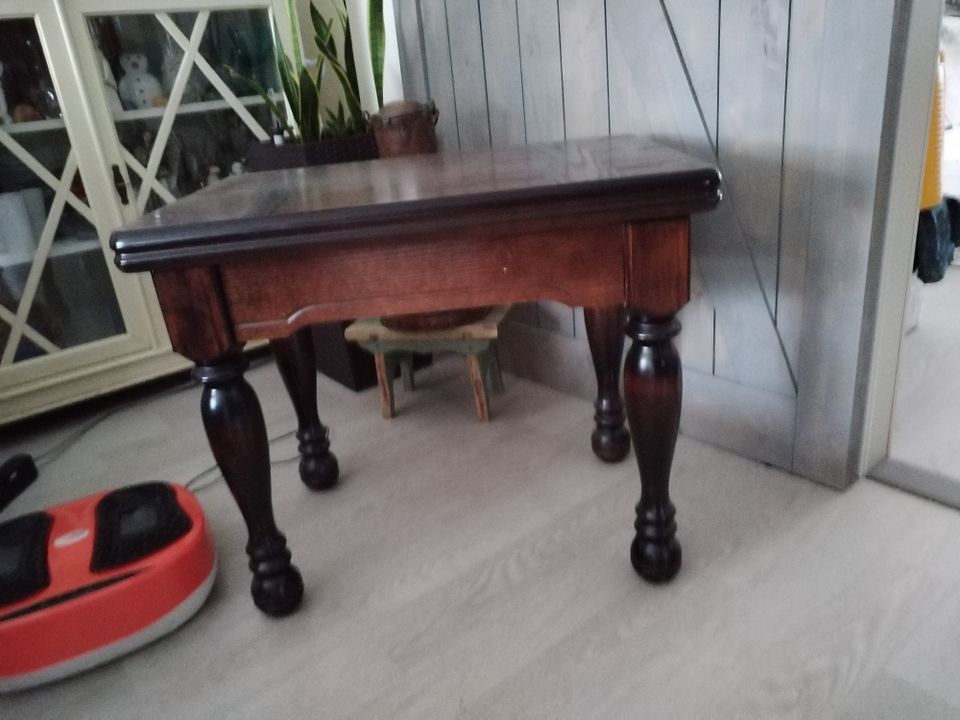 Vanha tukeva pikkupöytä
