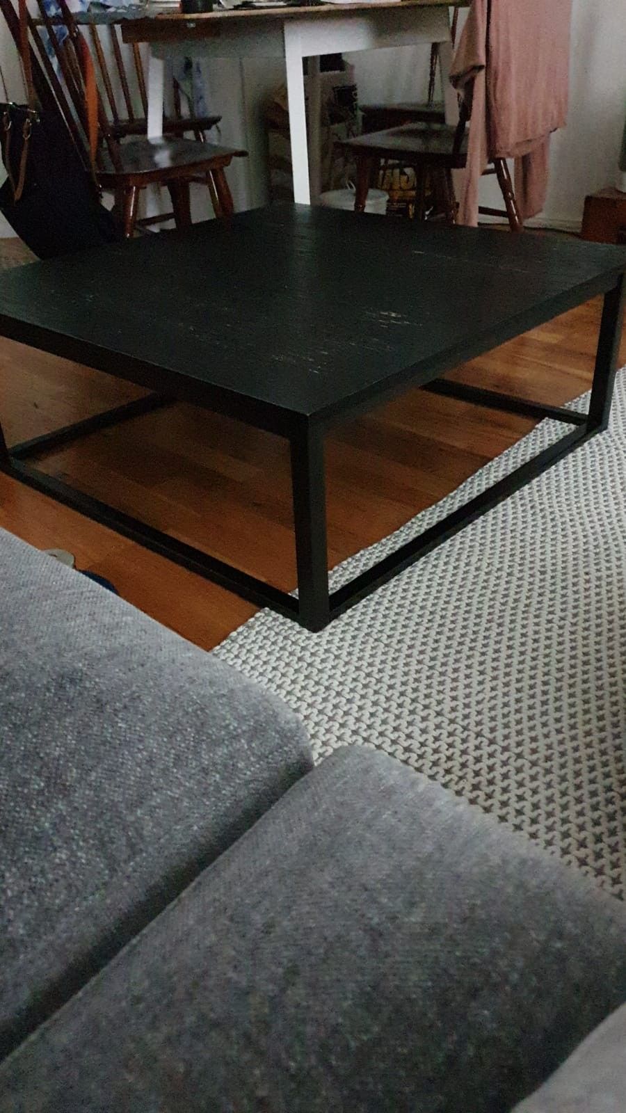 Musta sohvapöytä