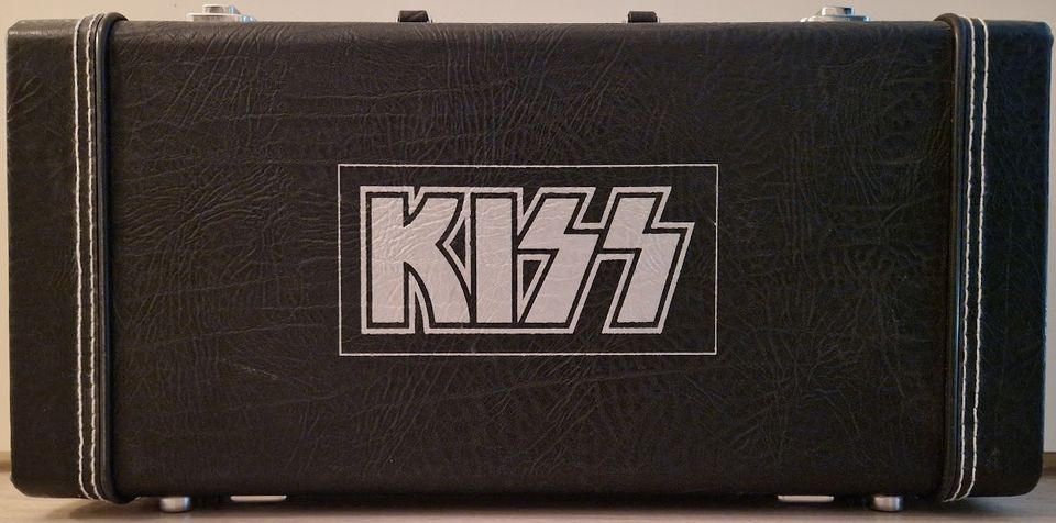 KISS - The Box Set (5 x CD + kirja minikitaralaukussa)