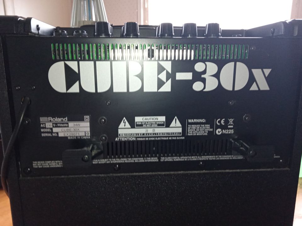 Roland cube 30x