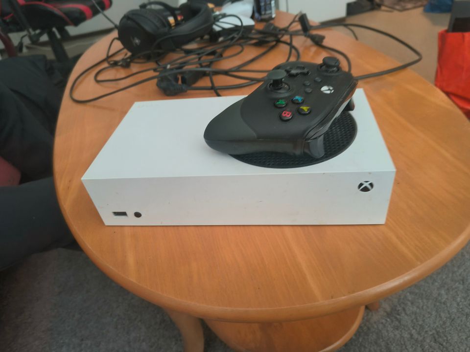 Myydään Xbox Series S + ohjain