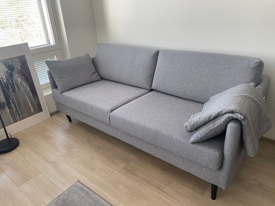 Siisti 3-istuttava harmaa sohva * pestävät päälliset *