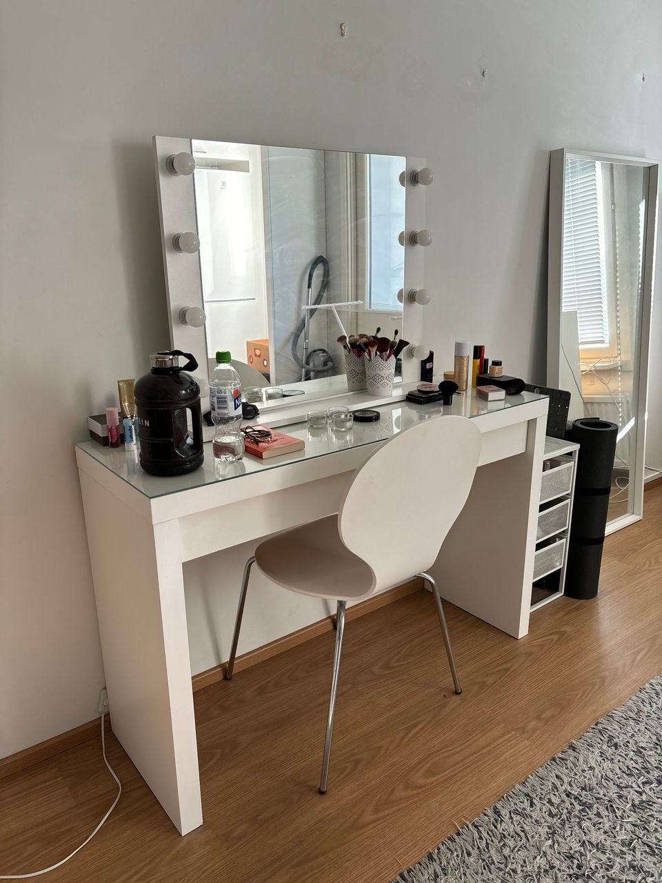 Ikean kampauspöytä ja peili