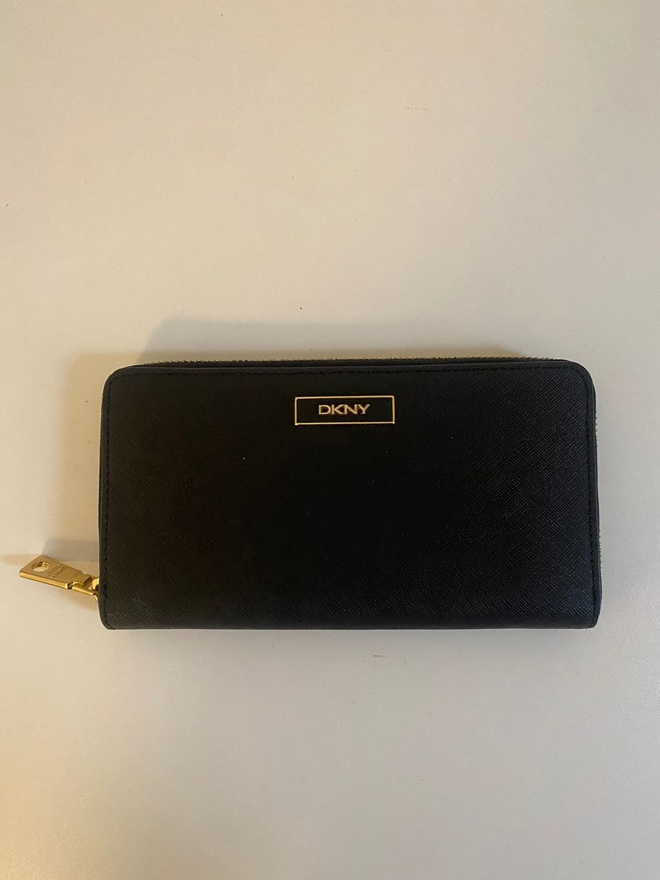 Musta DKNY lompakko