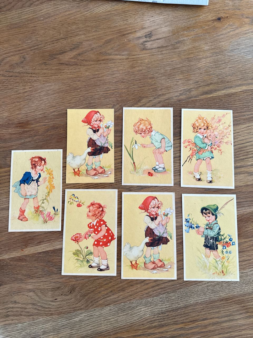 Lapsiaiheiset vintagepostikortit.