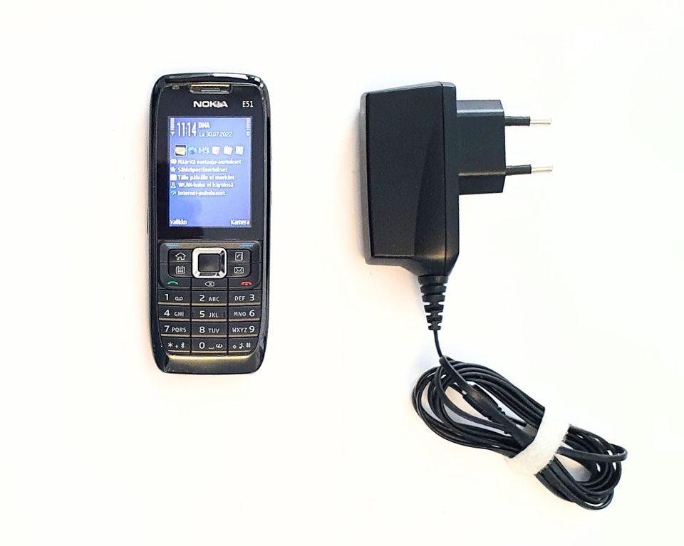 E51 näppäinpuhelin musta toimiva + akku + laturi