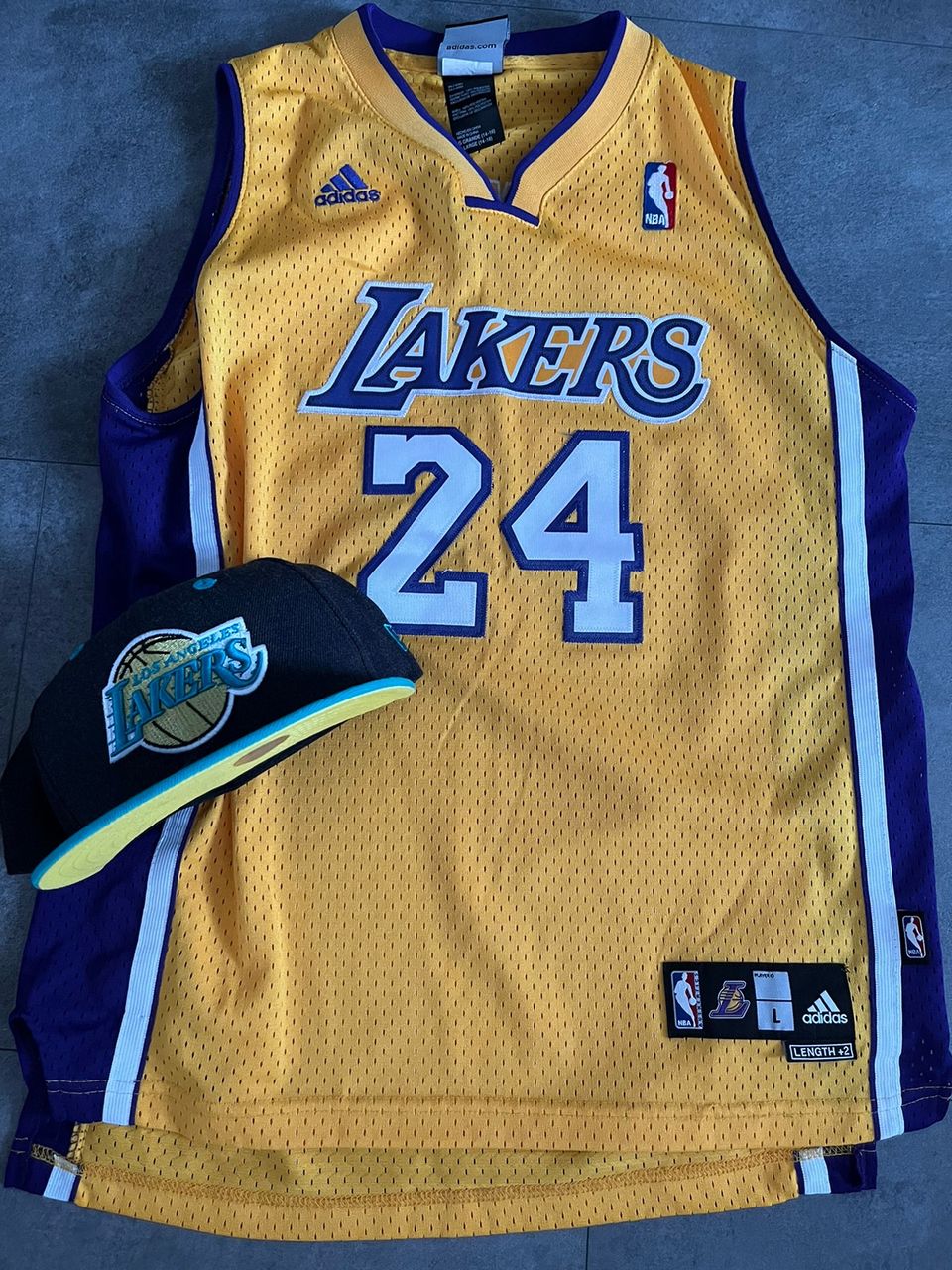 Los Angeles Lakers NBA pelipaita ja lippis
