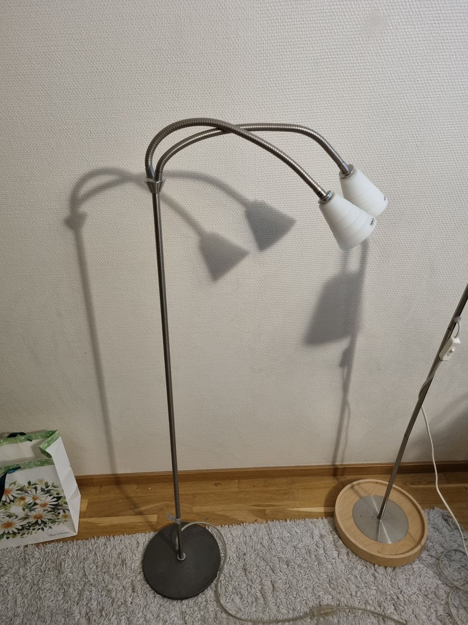 Lattiavalaisin/lamppu