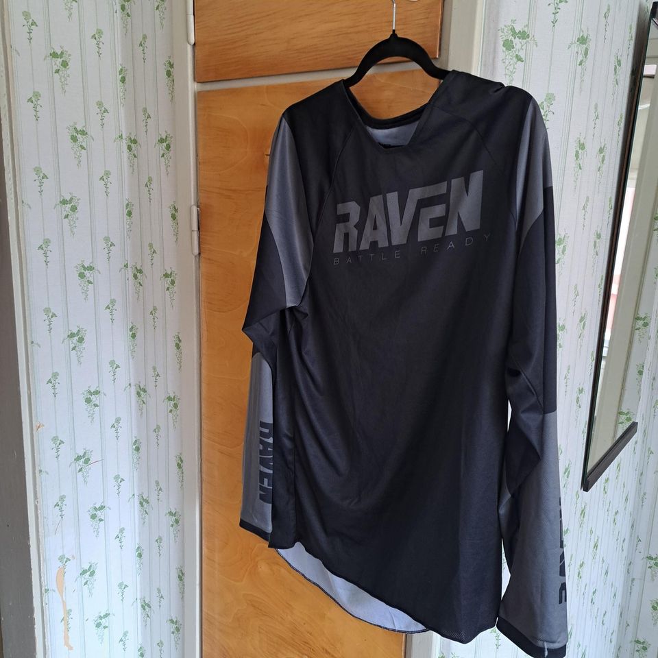 Raven crossi vaatteet