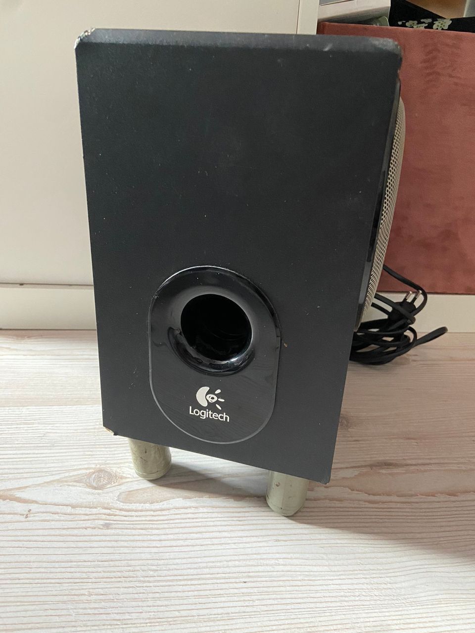 Logitech X-230 kaiutin.