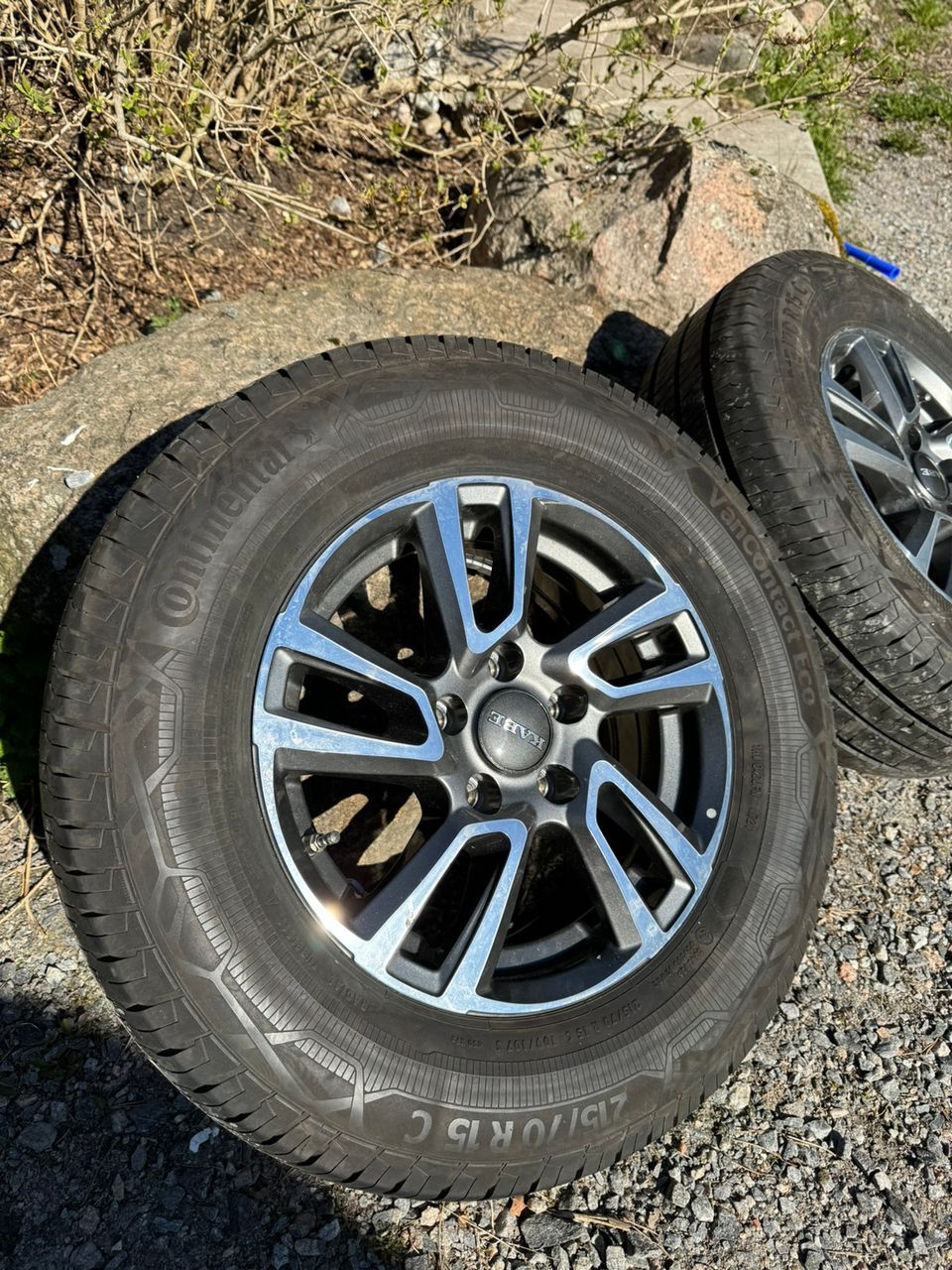 Asuntovaunun kesärenkaat 215/70 R 15 C upeilla Kabe vanteilla 5x112