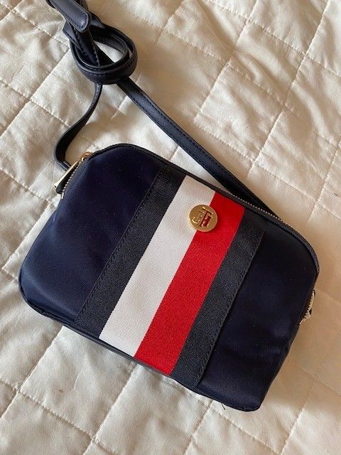 Uusi Tommy Hilfiger laukku