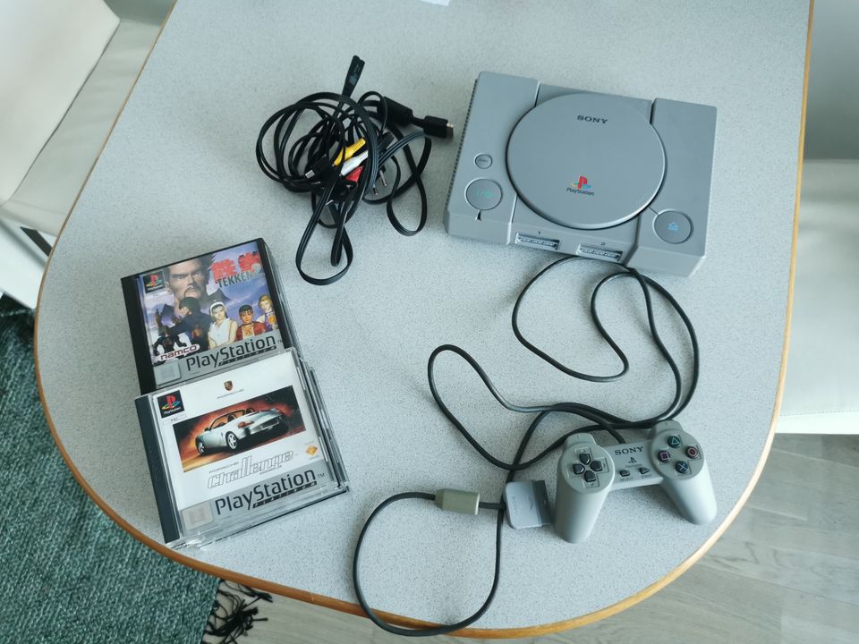 Playstation 1 + 8 peliä