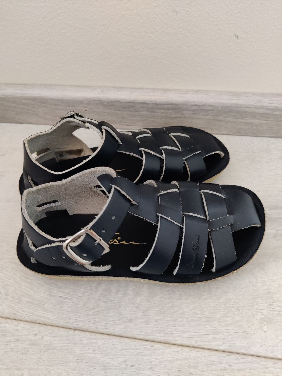 Saltwater sandals 25