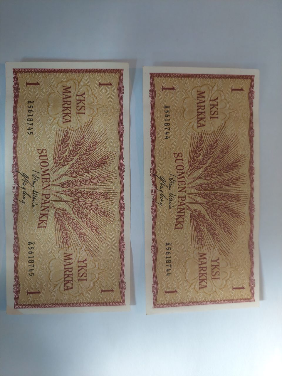 Yksi markka seteli 1963 2 kpl, hienot