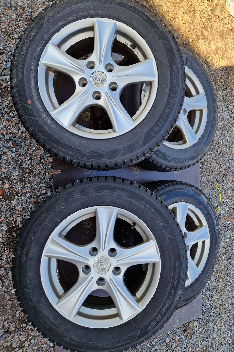 Nastarenkaat alumiinivanteilla 195/65R15  5x112 jako