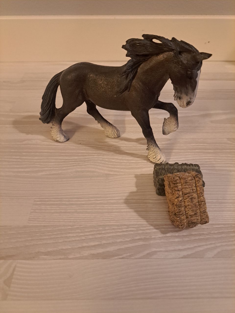 Schleich hevonen ja heinäpaaleja