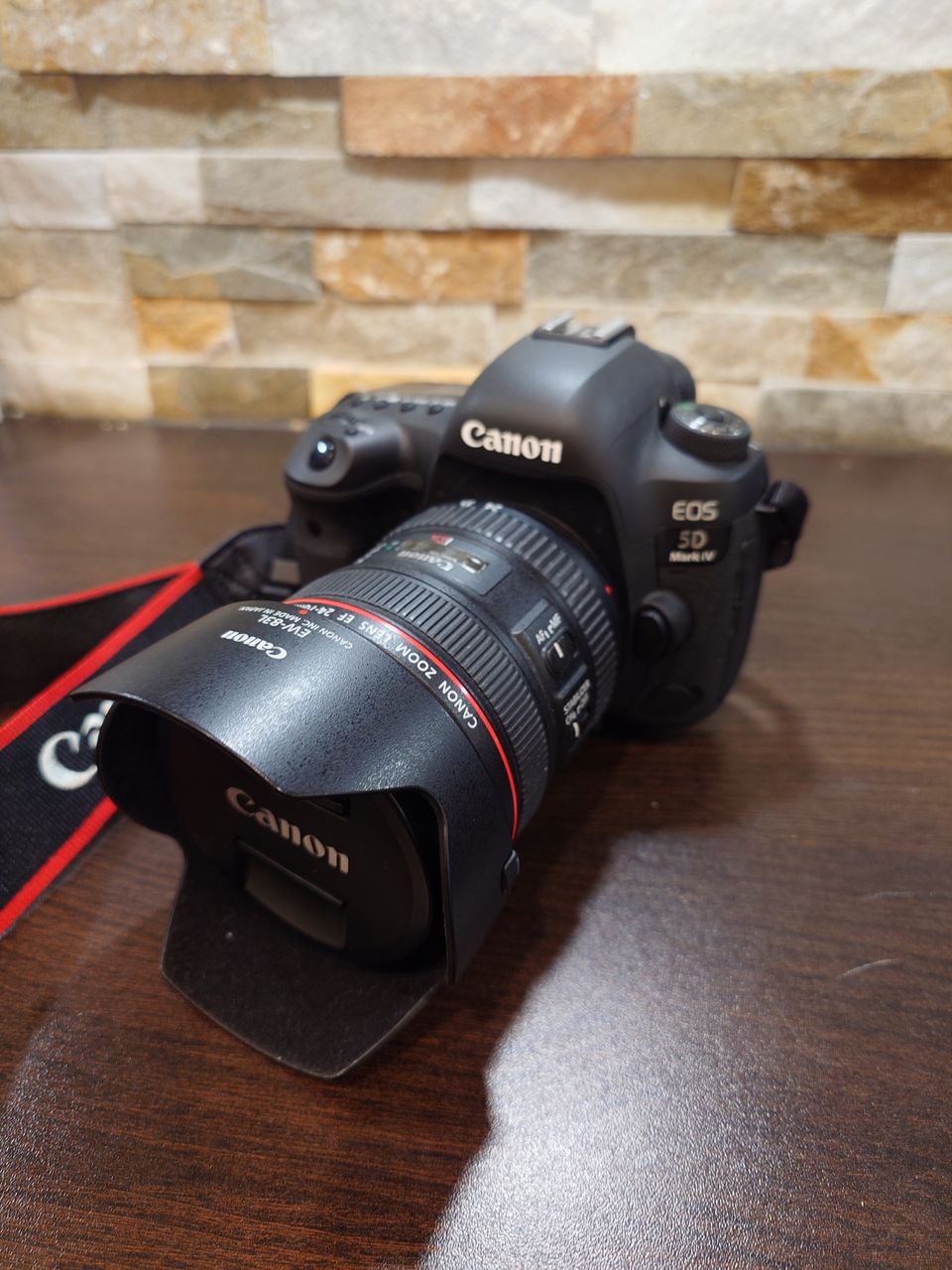 Canon 5D IV järjestelmäkamera + objektiivi canon 24-70 is usm+akkukahva