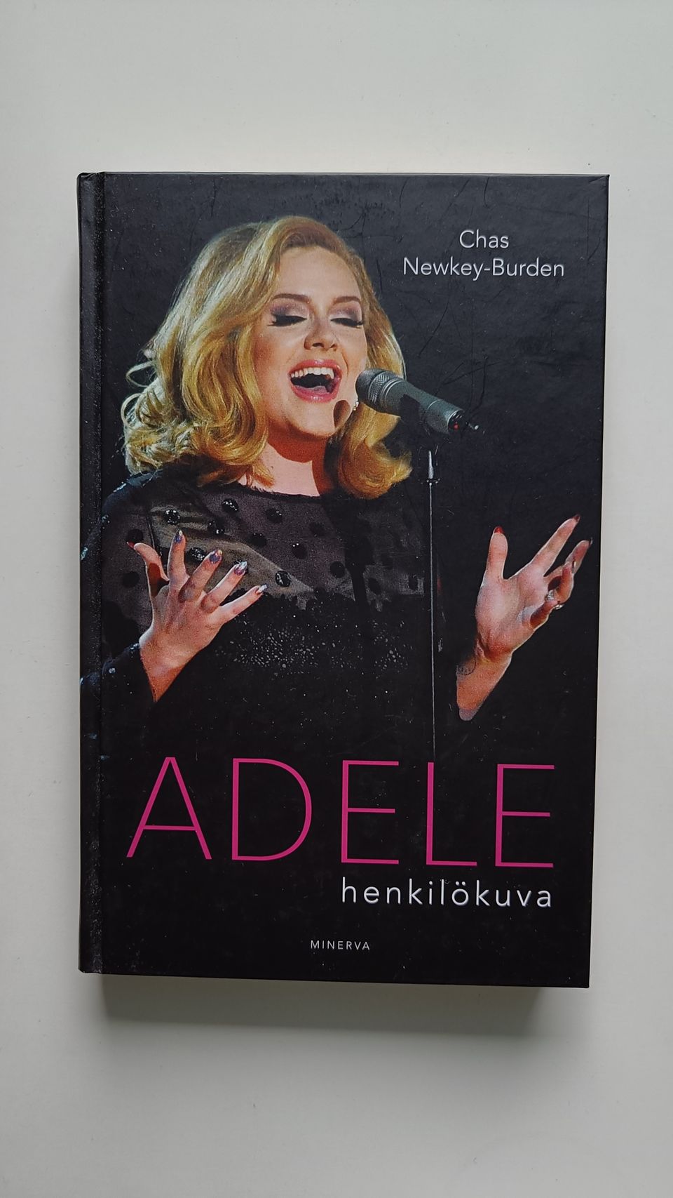 Adele henkilökuva kirja