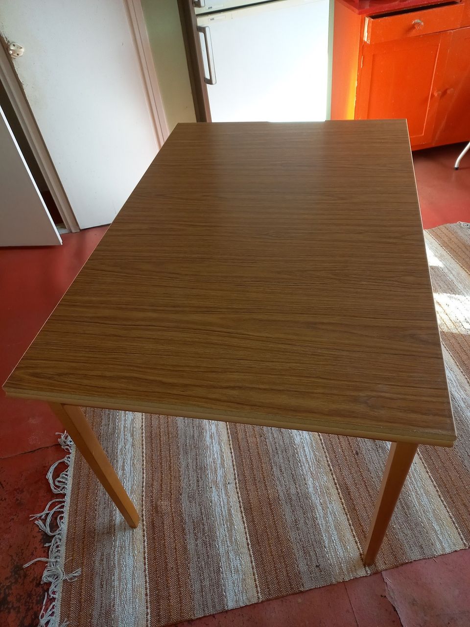Kevyt jatkettava pöytä 120 / 180 cm
