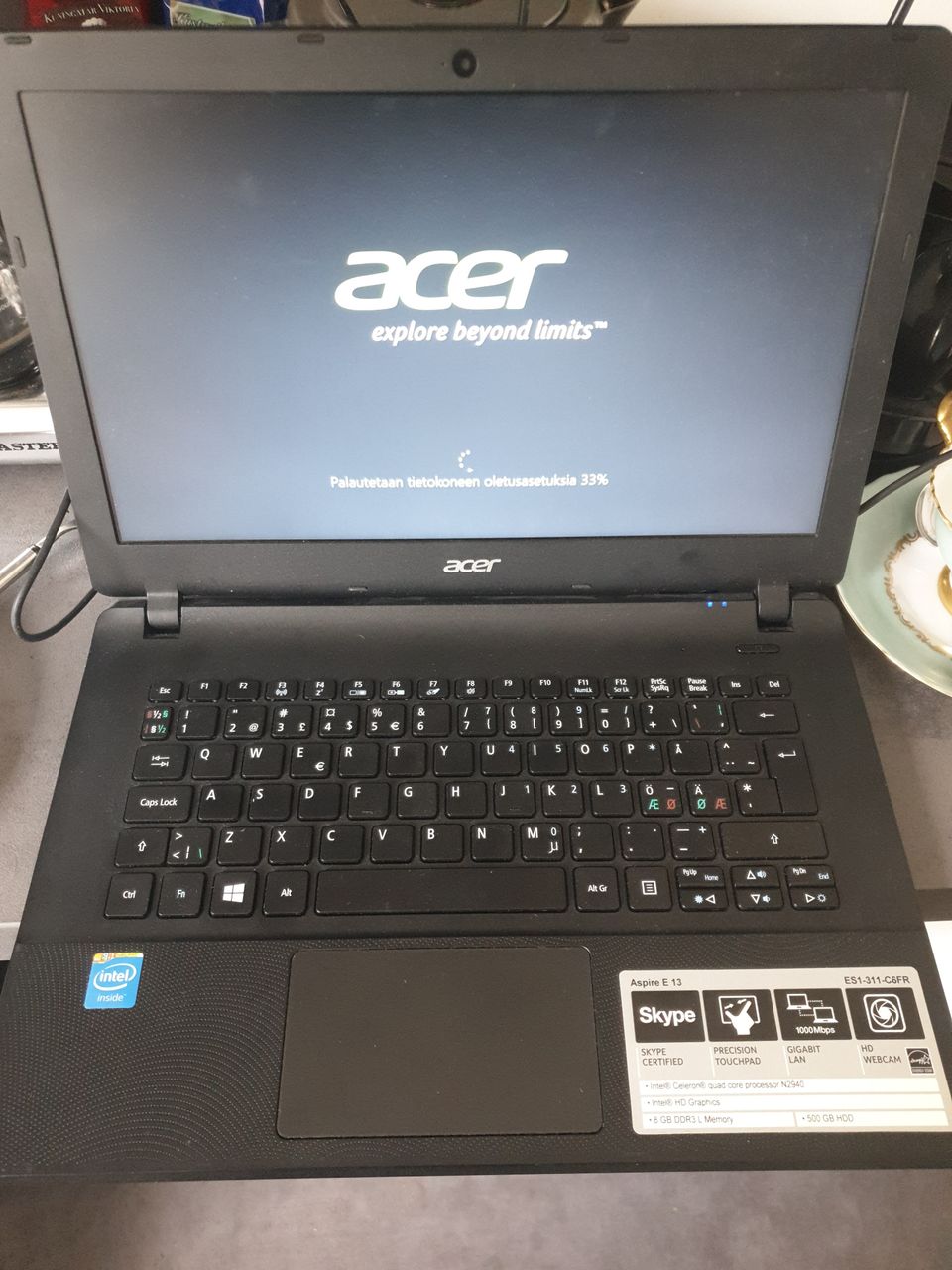 Acer Aspire E 13, näppäimistössä osassa näppäimiä vikaa