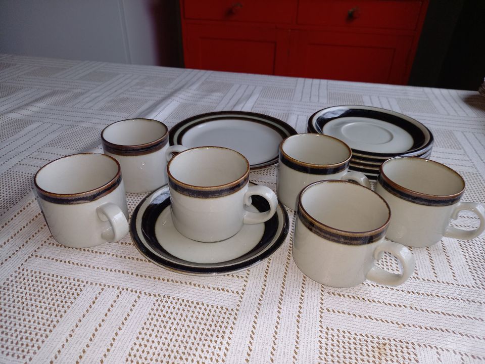 6 kpl Arabian Karelia kahvikuppi, korkeus 6 cm + yksi leipälautanen