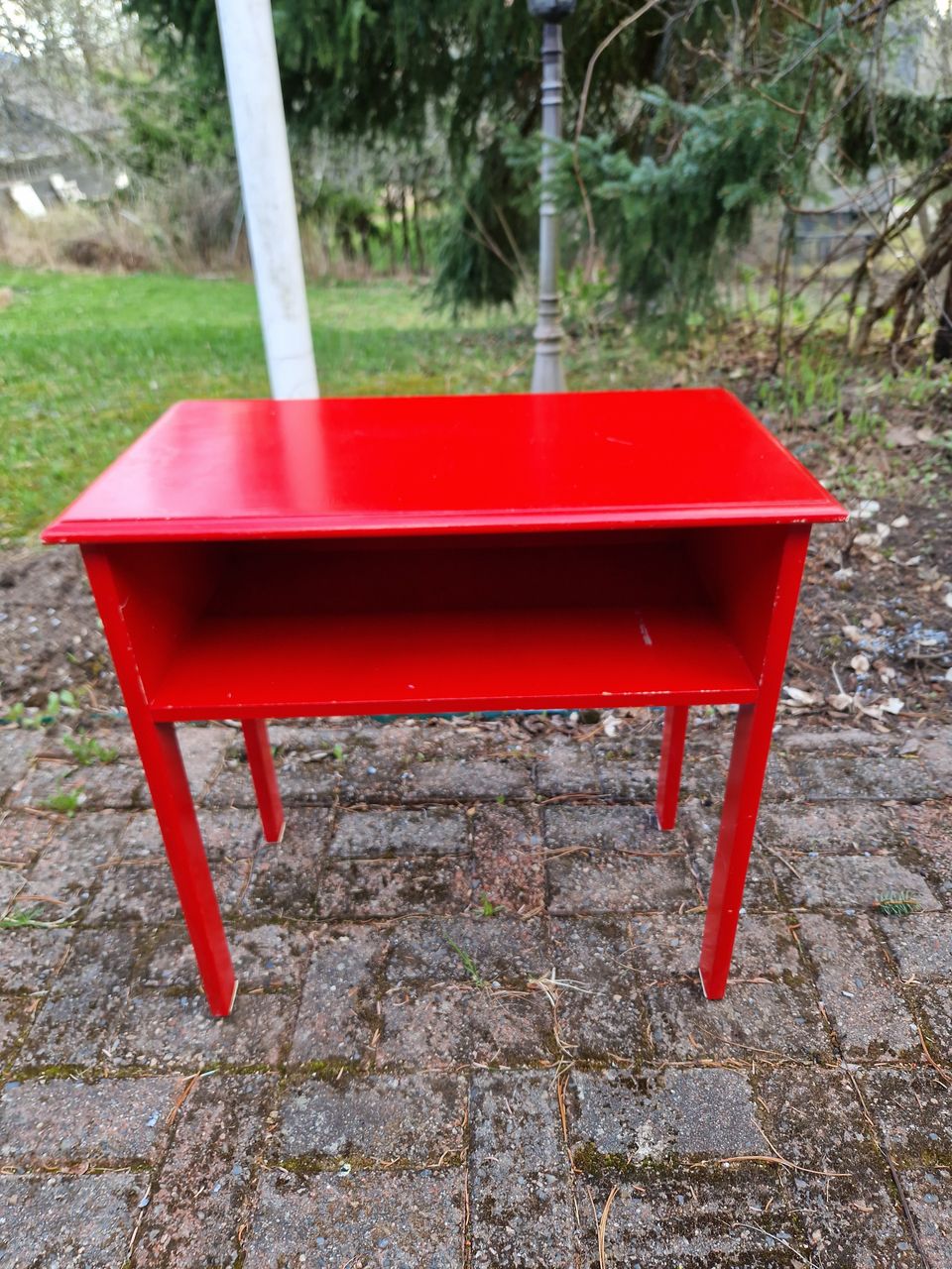 Pöytä punainen