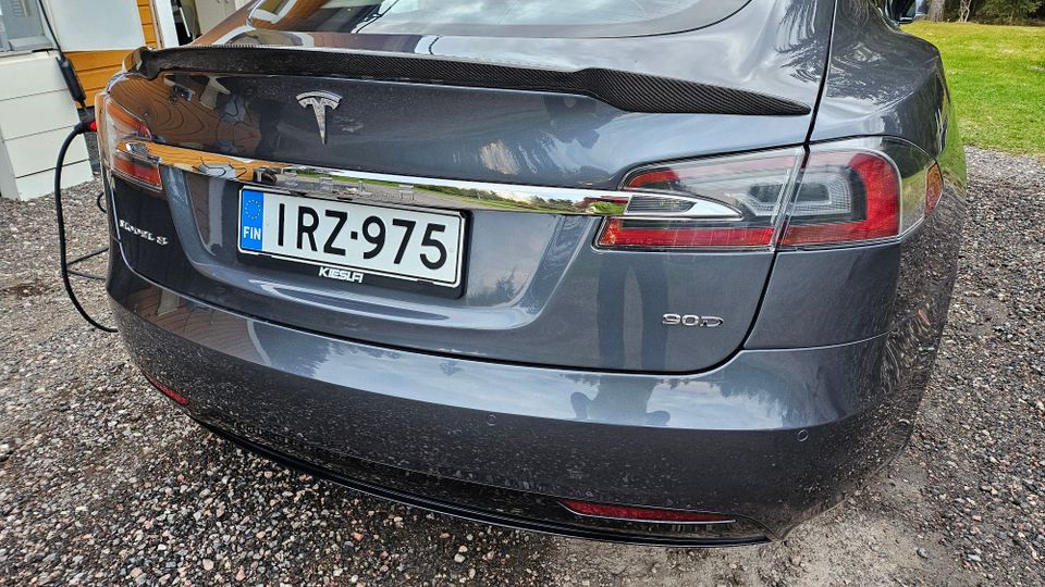 Tesla model S hiilikuituinen takaspoileri