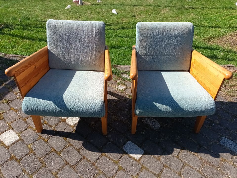 2 vanhaa tuolia