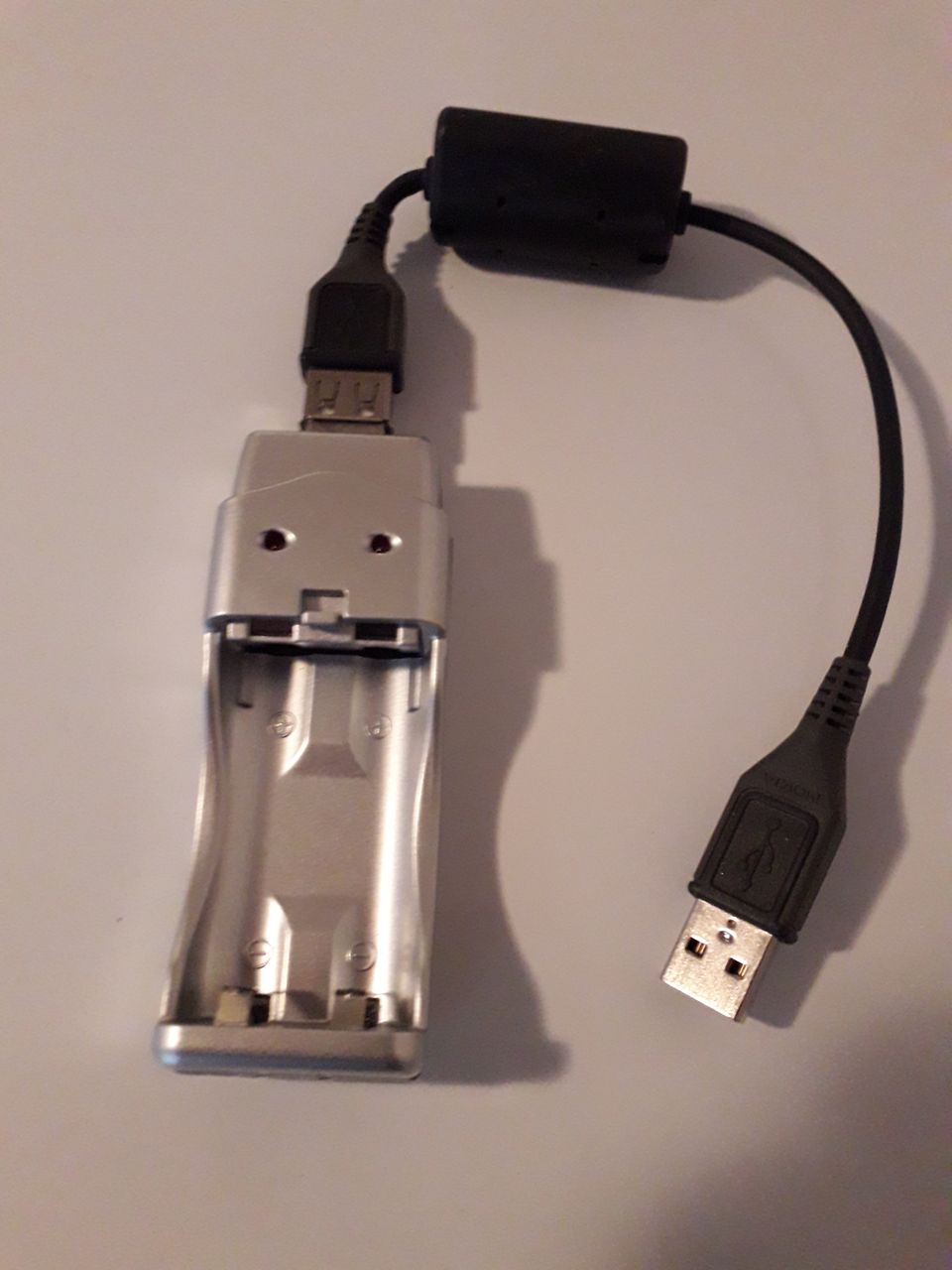 Laturi (AA- ja AAA -akuille), USB -liitännällä