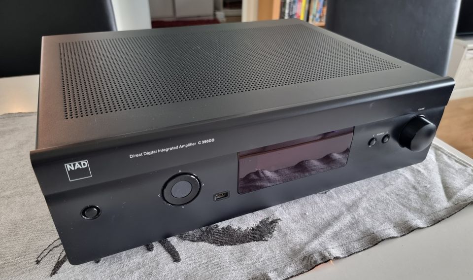 NAD C390DD integroitu vahvistin (sis. HDMI-moduulin, 4K kuva + ääni 24/198)