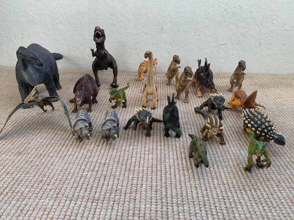 Schleich iso setti dinosaurukset