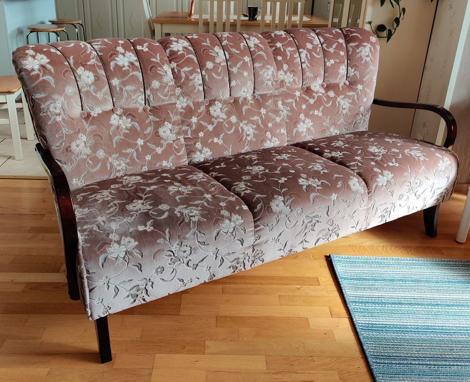 Kukkakuvioinen sohva ja kaksi nojatuolia